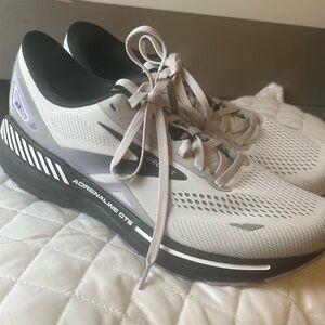 Brooks Adrenaline GTS 23 Women’s Running Shoe, Size 10 W, Grey/Black/Purple EUC